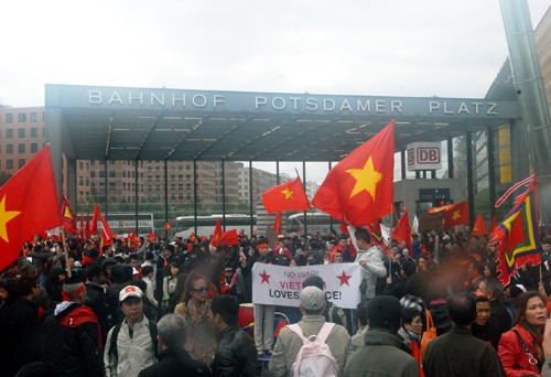 Overseas Vietnamese protest China’s violation of Vietnam’s sovereignty - ảnh 9